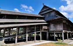 Pesona Budaya NTB: Harmoni Sasambo di Balik Kemegahan Sirkuit Mandalika